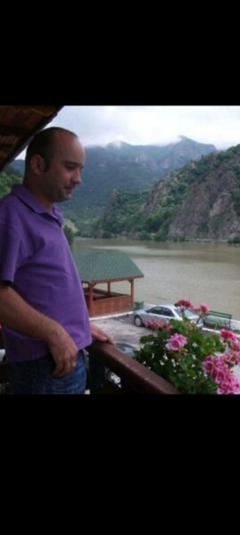 Tanar din Bucuresti imi caut jumatatea,
